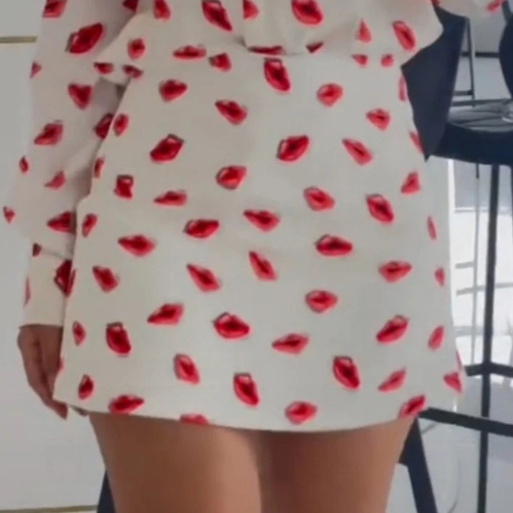 Zara Red Lip Print skirt S